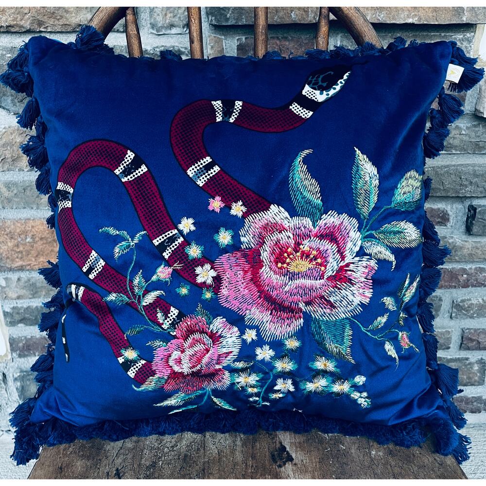 Serpent Floral Throw Pillow with Tassles, 18"x18"